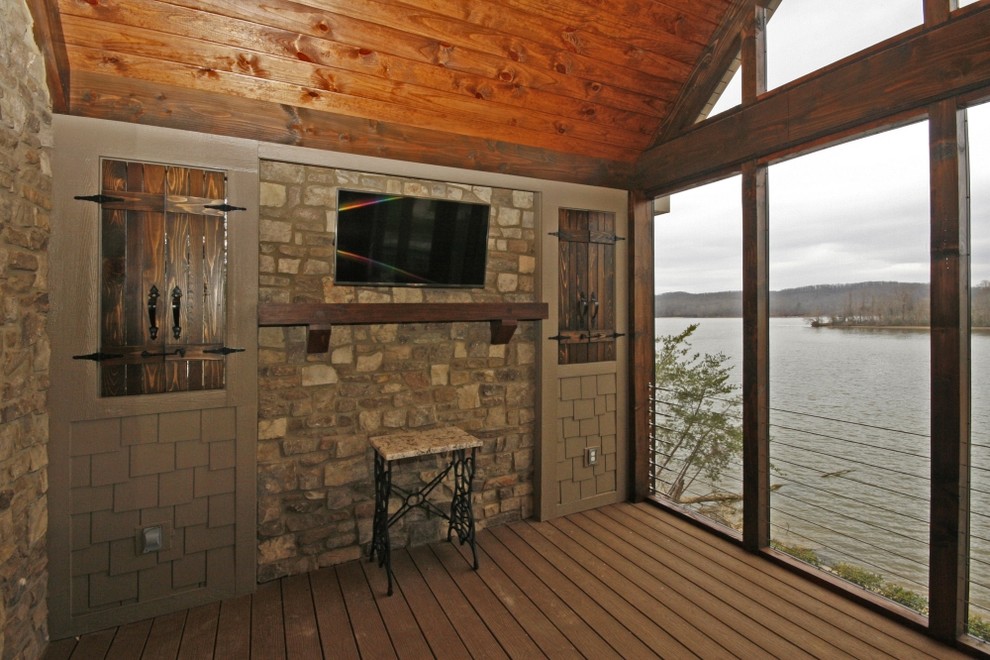 Exemple d'un grand porche d'entrée de maison arrière craftsman avec une extension de toiture.