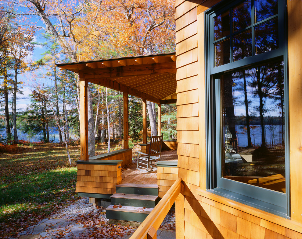 Idéer för mellanstora amerikanska verandor framför huset, med trädäck och takförlängning