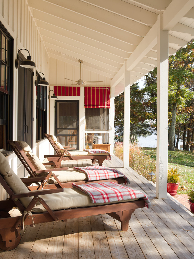 Réalisation d'un porche d'entrée de maison champêtre de taille moyenne avec une terrasse en bois et une extension de toiture.