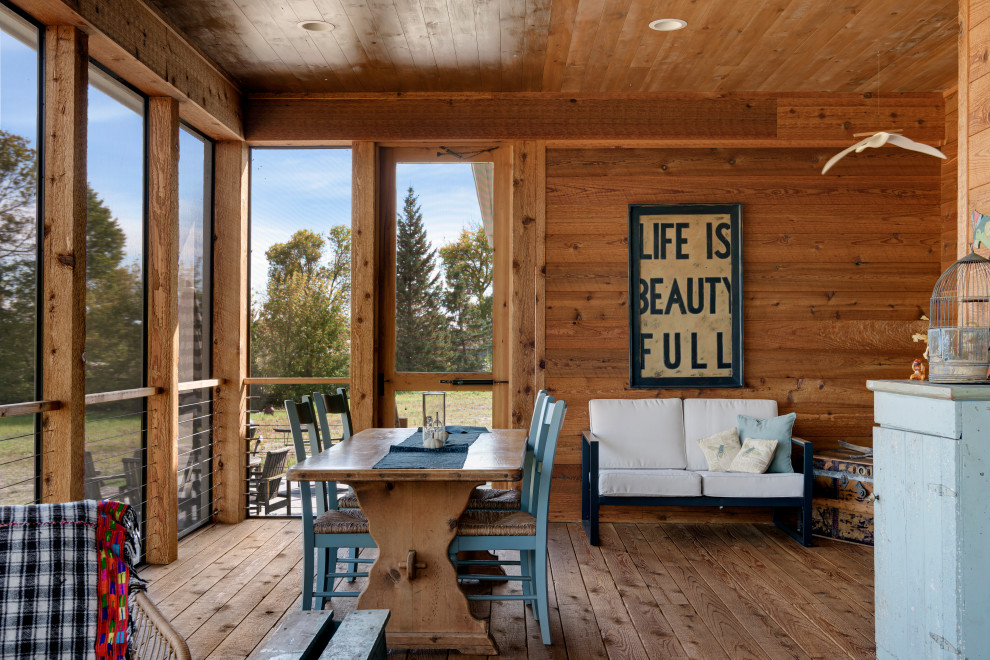 Große, Verglaste, Überdachte Landhausstil Veranda hinter dem Haus mit Natursteinplatten in Minneapolis