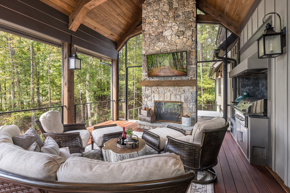 Cette image montre un très grand porche d'entrée de maison chalet avec une extension de toiture et une terrasse en bois.