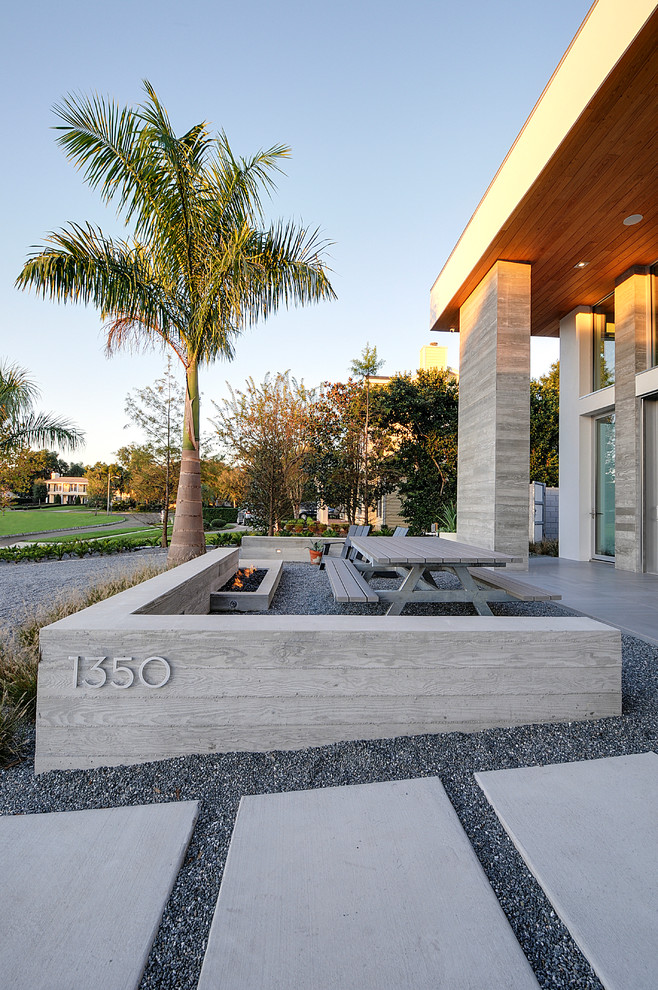 Стильный дизайн: веранда на переднем дворе в современном стиле с местом для костра и покрытием из бетонных плит - последний тренд