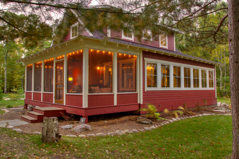 Inspiration för en mellanstor minimalistisk innätad veranda på baksidan av huset, med trädäck och takförlängning
