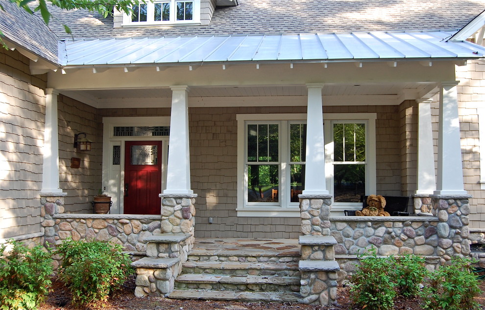 Exempel på en klassisk veranda, med naturstensplattor och takförlängning
