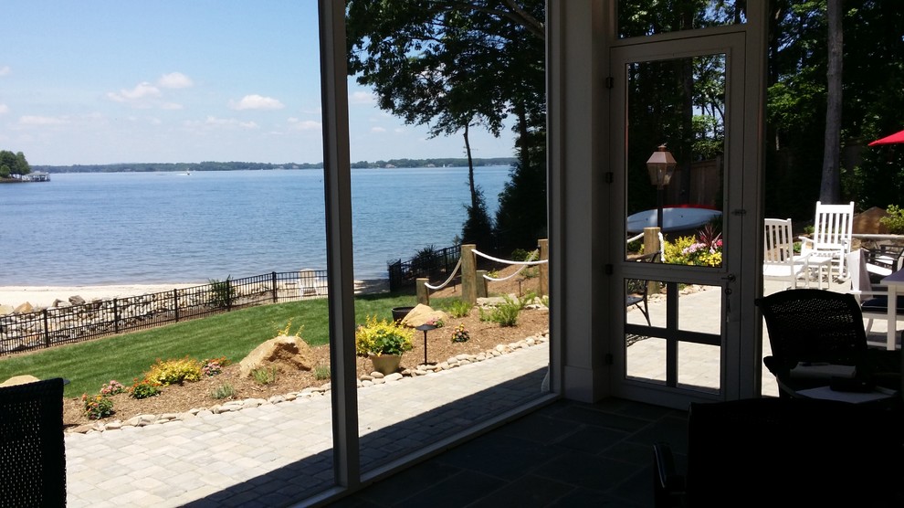 Verglaste Maritime Veranda hinter dem Haus mit Pflastersteinen in Charlotte