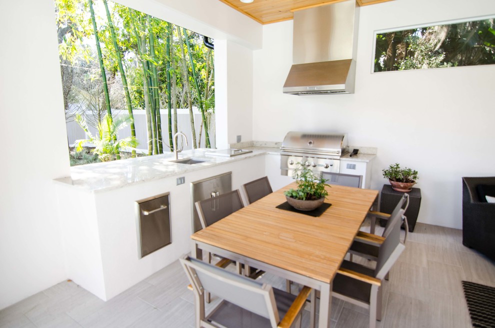 Große, Geflieste, Überdachte Moderne Veranda hinter dem Haus mit Outdoor-Küche in Orlando