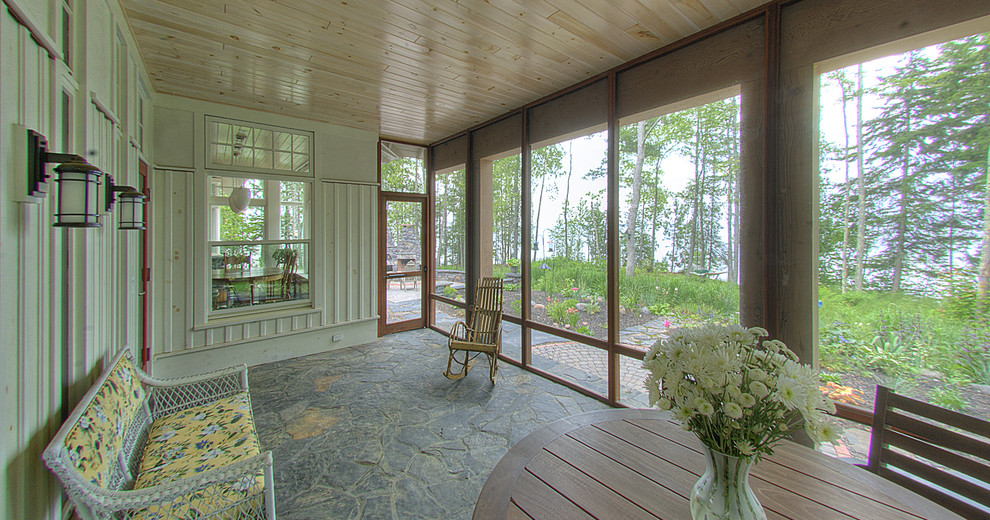 Idée de décoration pour un porche d'entrée de maison chalet avec tous types de couvertures.