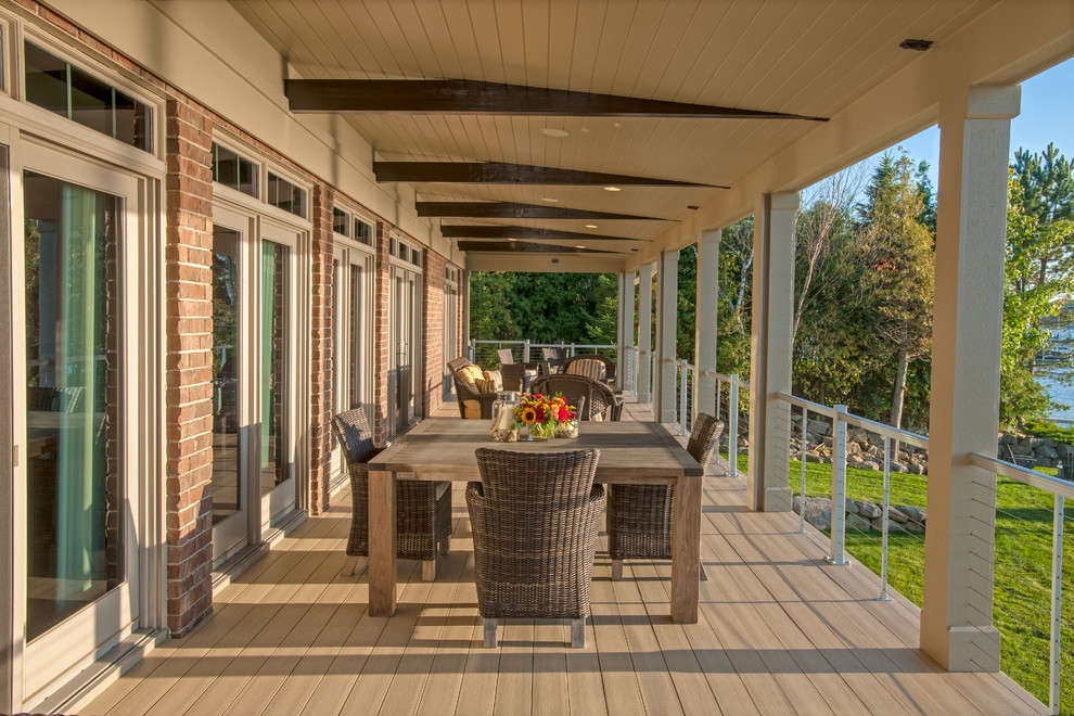 Idée de décoration pour un grand porche d'entrée de maison arrière craftsman avec une extension de toiture.