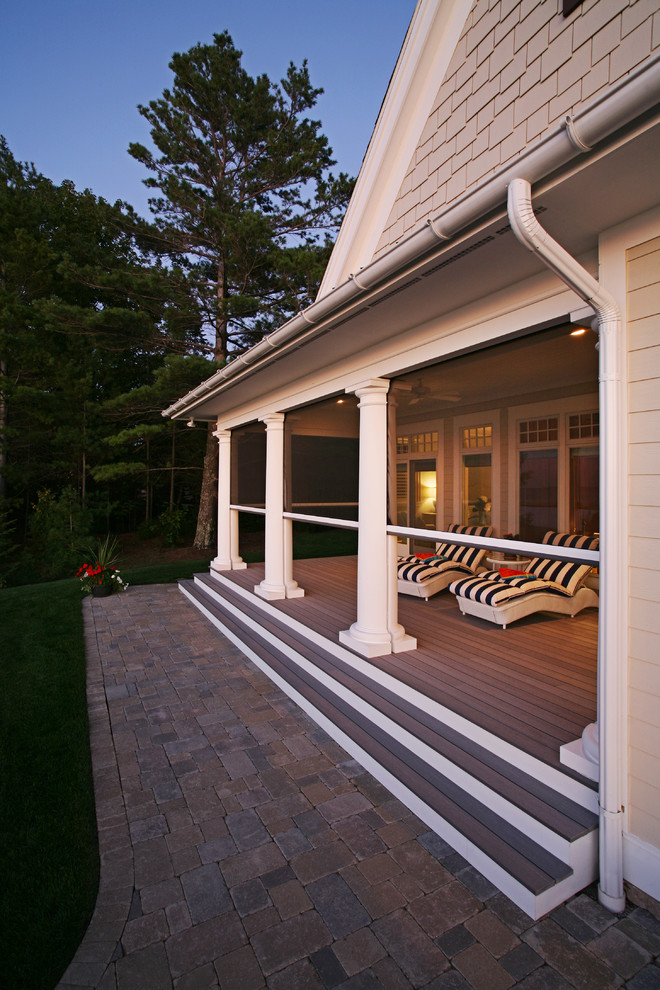 Стильный дизайн: огромная веранда на заднем дворе в классическом стиле с крыльцом с защитной сеткой и настилом - последний тренд