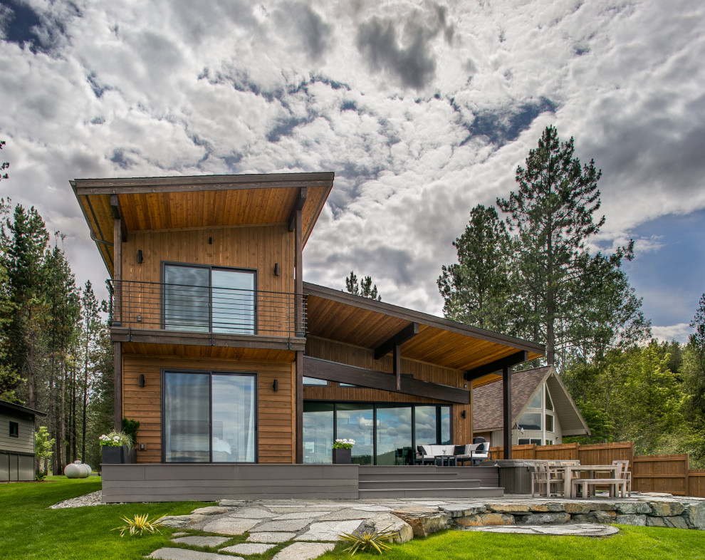 Cette photo montre un porche d'entrée de maison arrière moderne de taille moyenne avec une terrasse en bois et une extension de toiture.