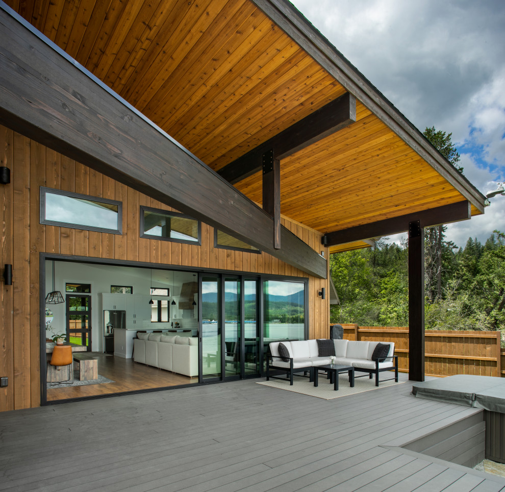 Ispirazione per un grande portico minimalista dietro casa con un tetto a sbalzo