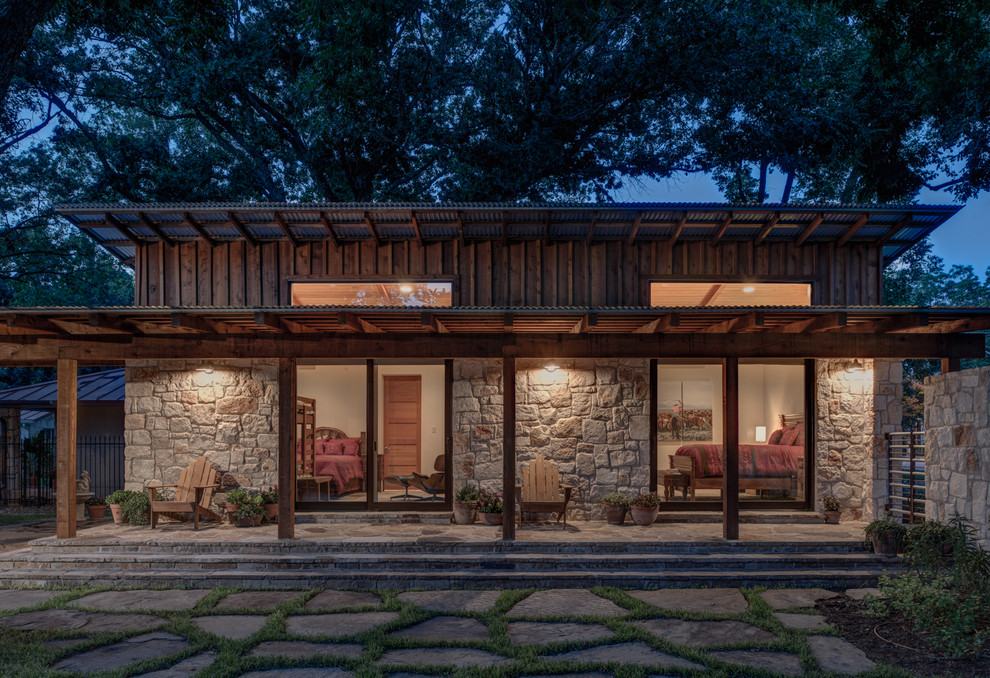 Cette image montre un porche d'entrée de maison design avec des pavés en pierre naturelle.