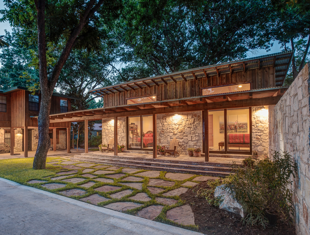 Réalisation d'un petit porche d'entrée de maison design avec des pavés en pierre naturelle.