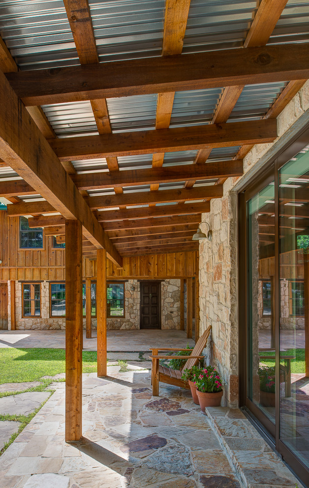 Kleine Moderne Veranda mit Natursteinplatten in Austin