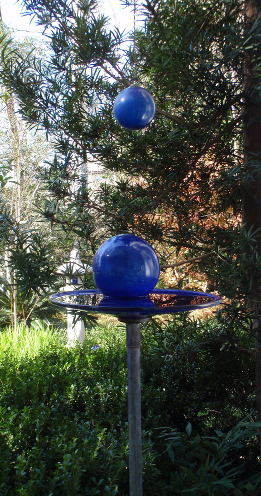 На фото: веранда на боковом дворе в стиле неоклассика (современная классика) с фонтаном с