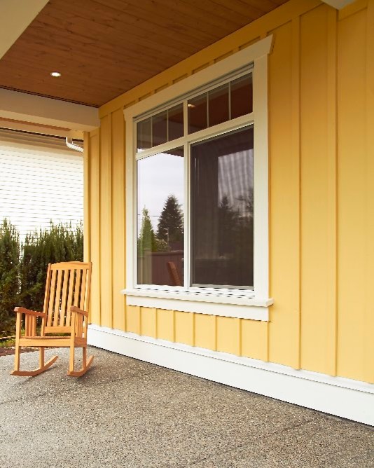 Réalisation d'un porche d'entrée de maison avant craftsman de taille moyenne avec une dalle de béton et une extension de toiture.