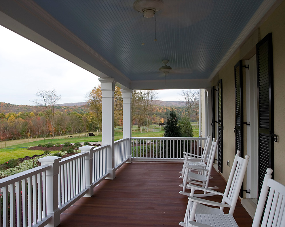 Exemple d'un grand porche d'entrée de maison avant chic avec une extension de toiture.