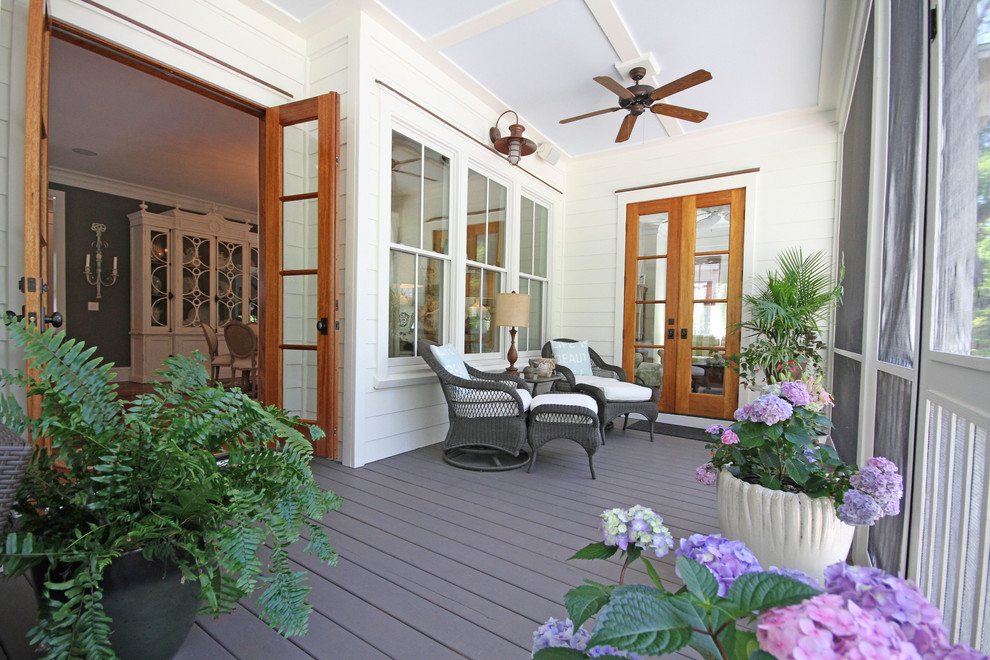 Inspiration pour un porche d'entrée de maison arrière marin de taille moyenne avec un foyer extérieur, une terrasse en bois et une extension de toiture.