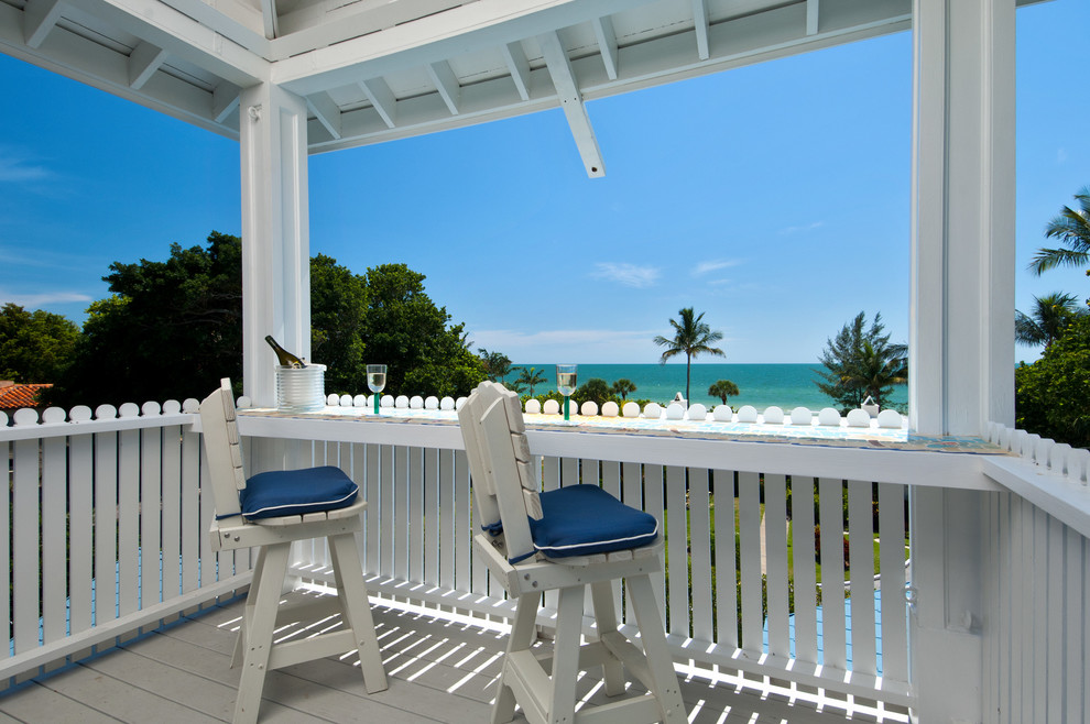 Immagine di un portico tropicale con pedane e un tetto a sbalzo