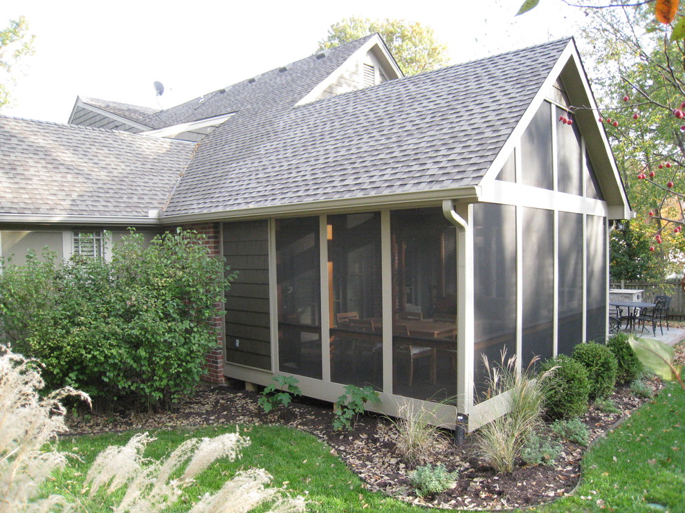 Idéer för att renovera en vintage innätad veranda på baksidan av huset