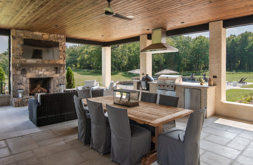 Inspiration pour un grand porche d'entrée de maison arrière traditionnel avec une extension de toiture.
