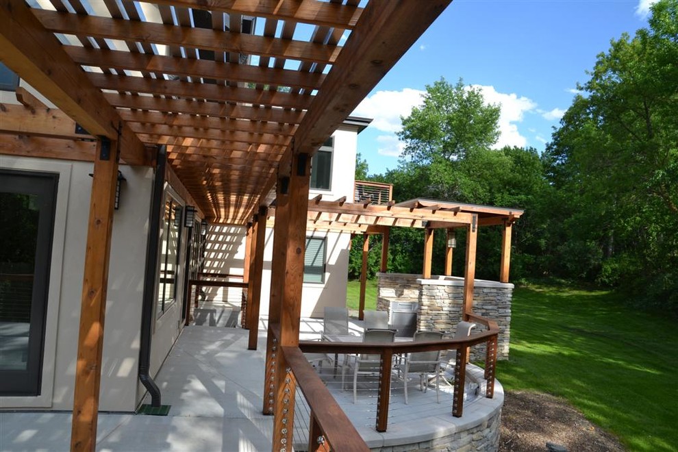 Стильный дизайн: большая веранда на заднем дворе в стиле рустика с летней кухней и покрытием из бетонных плит - последний тренд