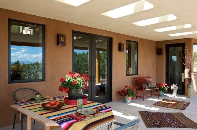 Inspiration pour un porche d'entrée de maison arrière sud-ouest américain avec une extension de toiture.