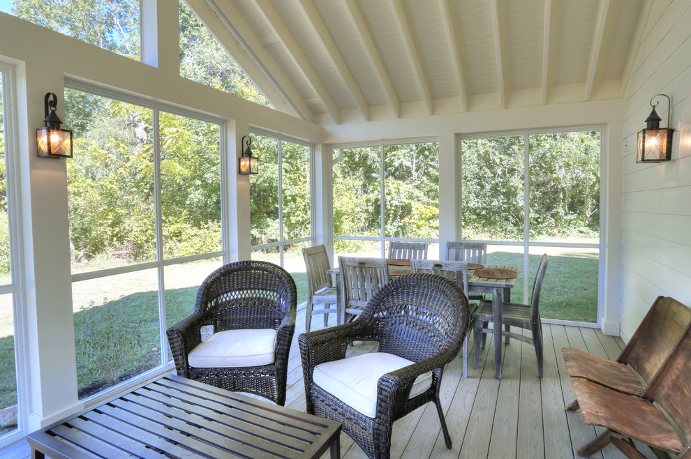 Exemple d'un porche d'entrée de maison nature avec une terrasse en bois et tous types de couvertures.