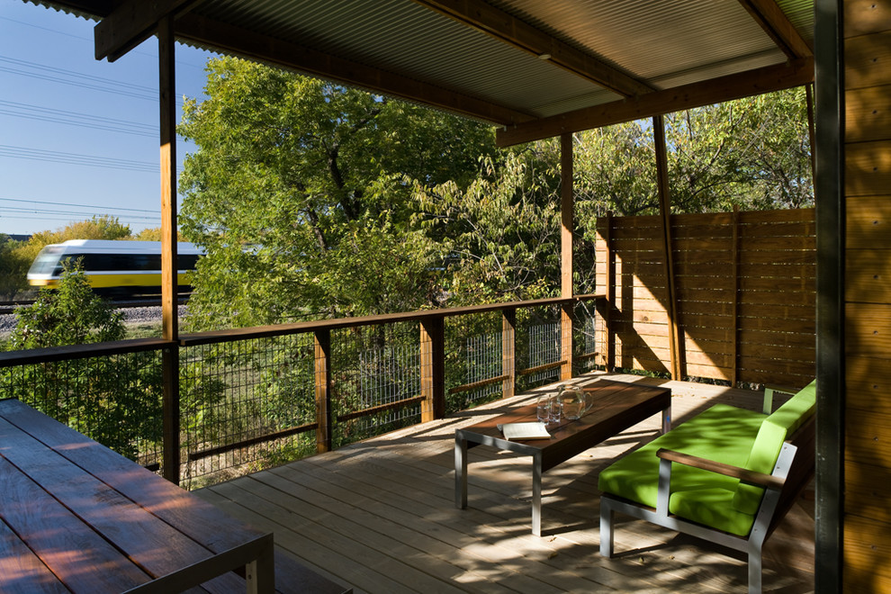Photo of a modern veranda in Dallas.