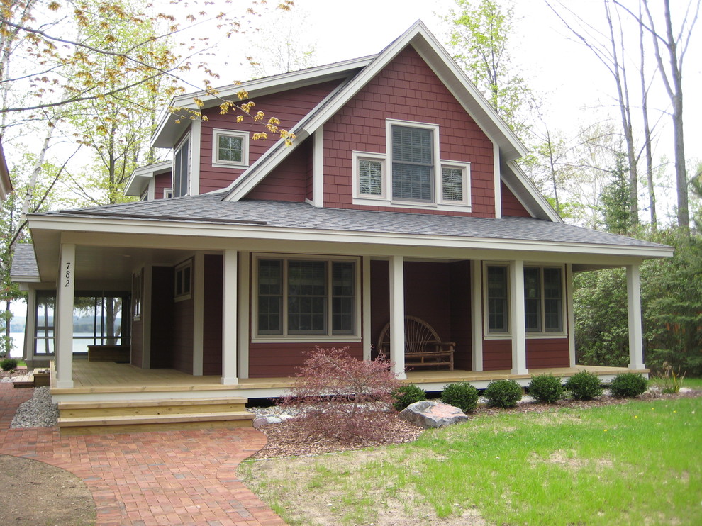 Réalisation d'un porche d'entrée de maison avant champêtre de taille moyenne avec une moustiquaire et une extension de toiture.