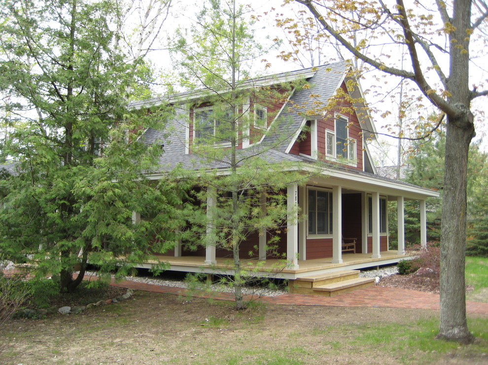 Foto de terraza de estilo de casa de campo en patio trasero con adoquines de ladrillo