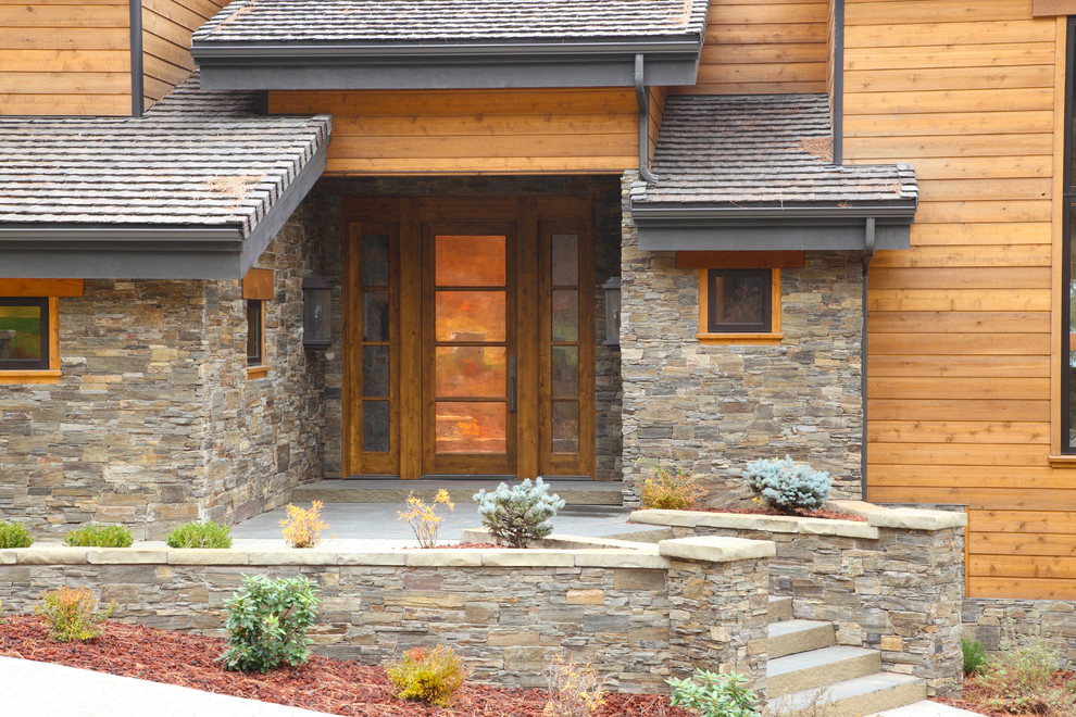 Esempio di un grande portico american style davanti casa con un tetto a sbalzo
