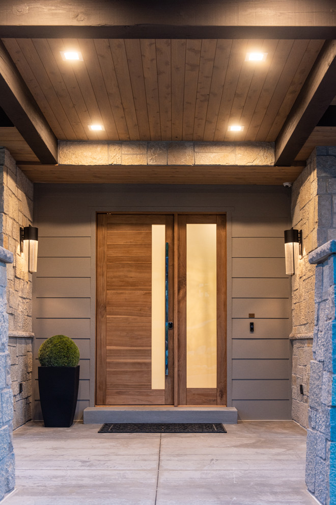 Idées déco pour un porche d'entrée de maison avant classique de taille moyenne avec une dalle de béton et une extension de toiture.