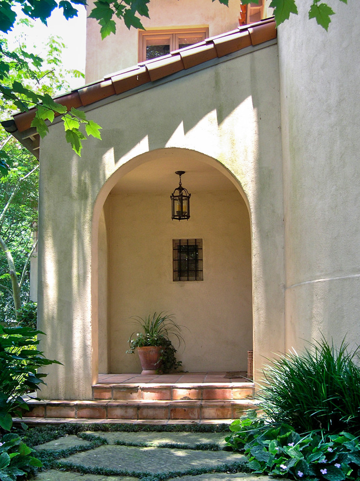 Aménagement d'un porche d'entrée de maison avant méditerranéen de taille moyenne avec du carrelage et une pergola.
