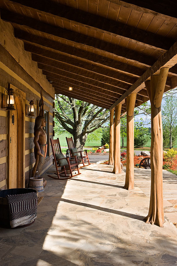 Foto de terraza tradicional grande en patio delantero y anexo de casas con adoquines de piedra natural