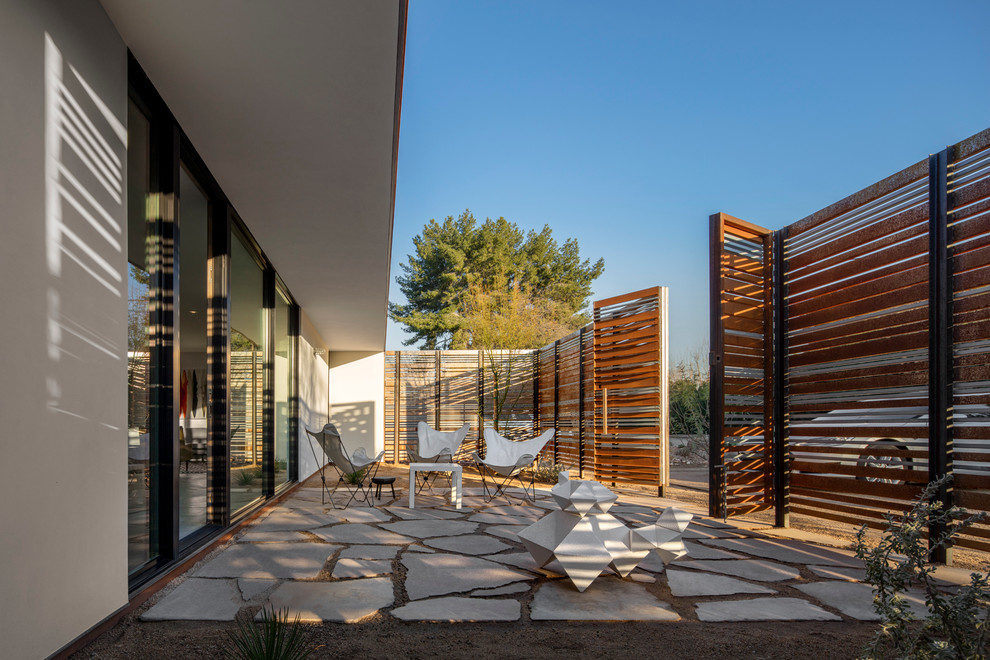 Foto de terraza minimalista de tamaño medio en patio delantero y anexo de casas con adoquines de hormigón