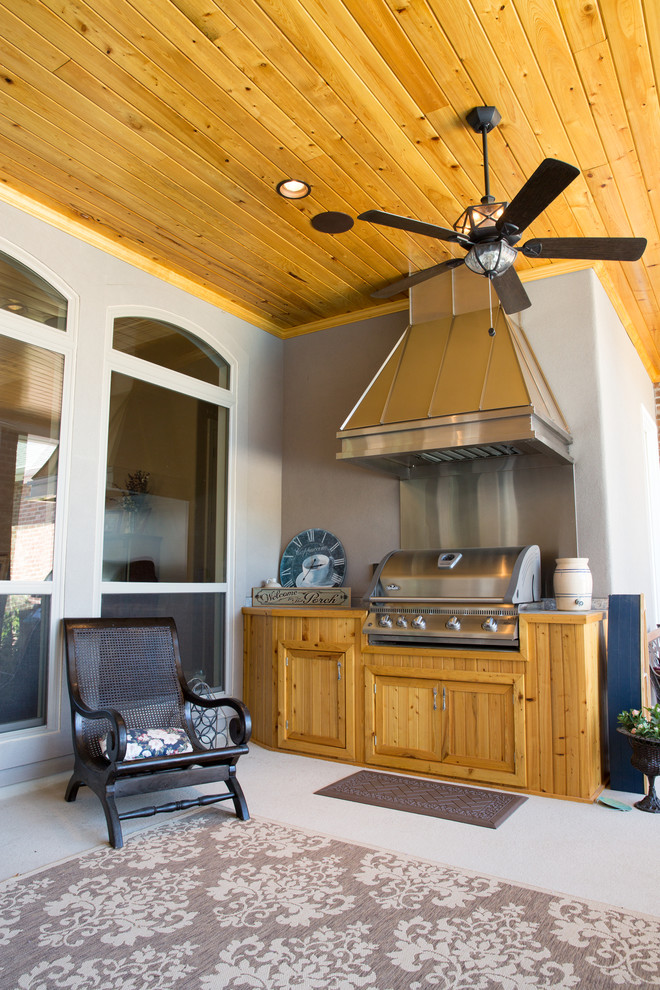 Inspiration pour un porche d'entrée de maison arrière traditionnel de taille moyenne avec une cuisine d'été et une dalle de béton.
