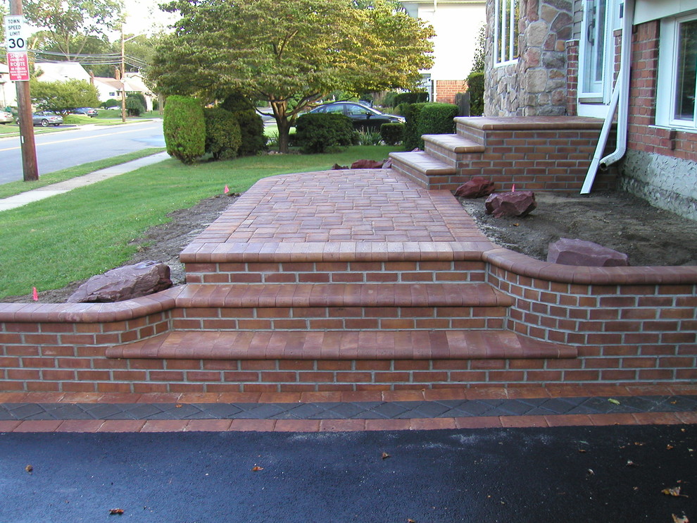 Cette image montre un porche d'entrée de maison design avec des pavés en béton.