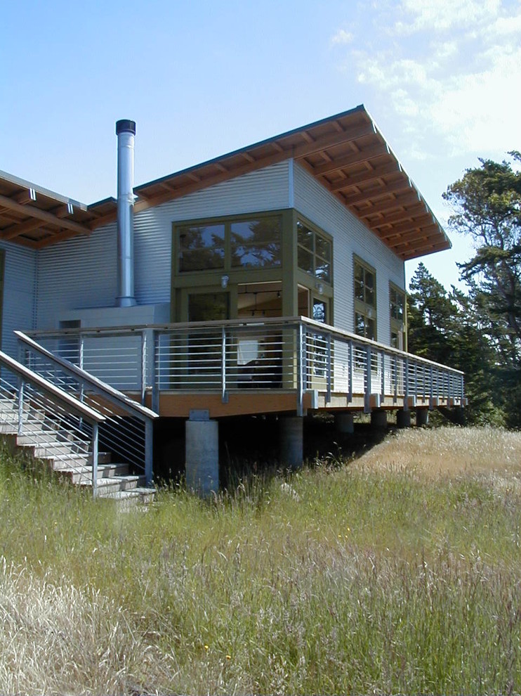 This is an example of a contemporary porch design in Seattle.