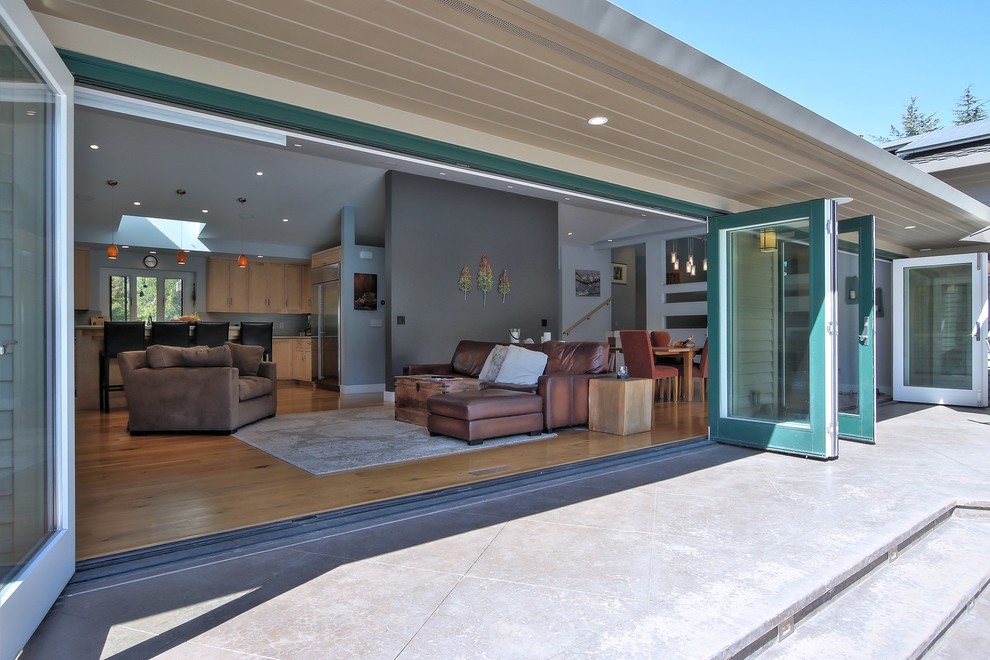 Inspiration pour un porche d'entrée de maison arrière design avec des pavés en béton et une extension de toiture.