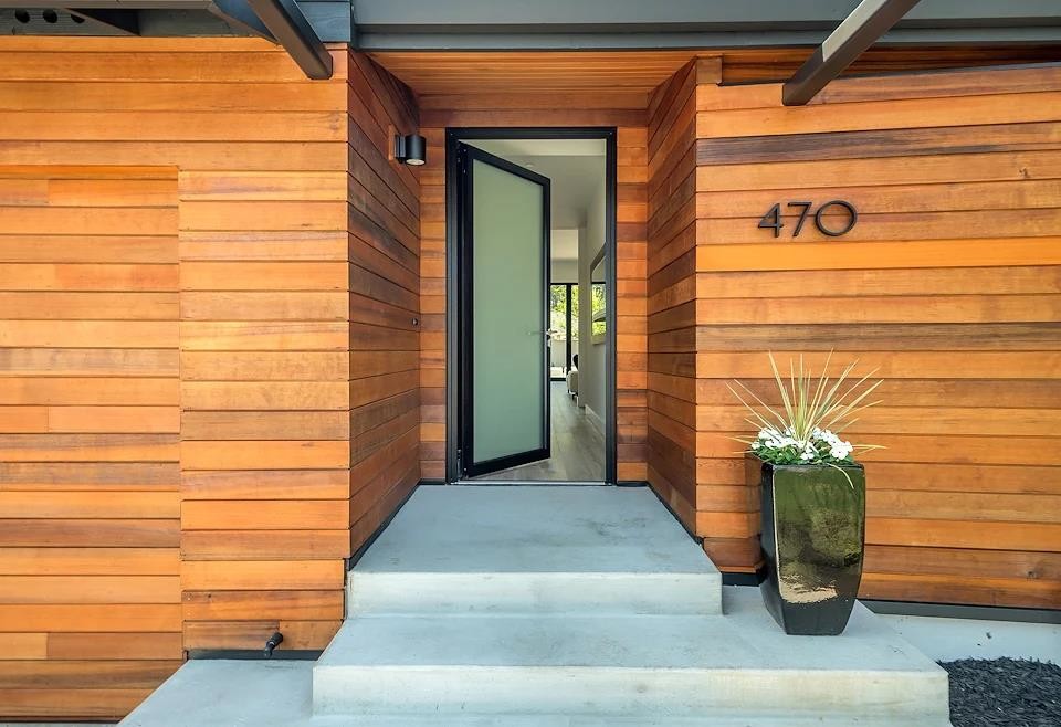 Ispirazione per un portico minimalista di medie dimensioni e davanti casa con lastre di cemento