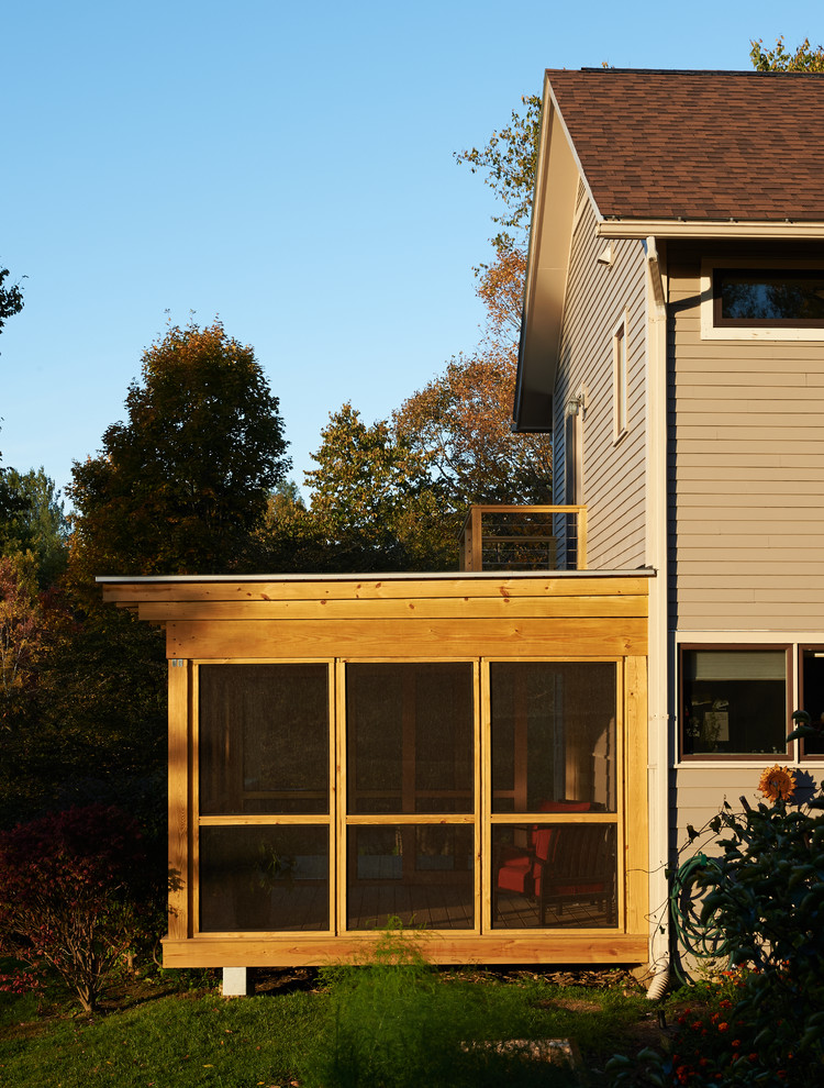 Cette photo montre un porche d'entrée de maison latéral moderne de taille moyenne avec une moustiquaire et une pergola.