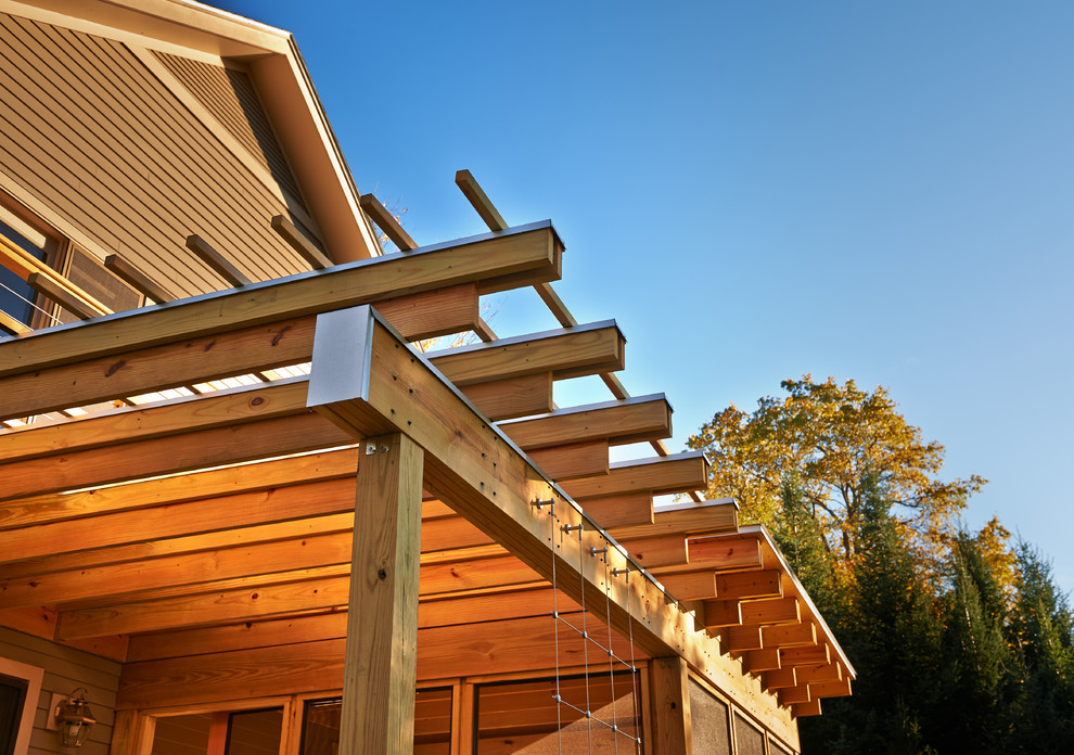 Exemple d'un porche d'entrée de maison latéral moderne de taille moyenne avec une moustiquaire et une pergola.
