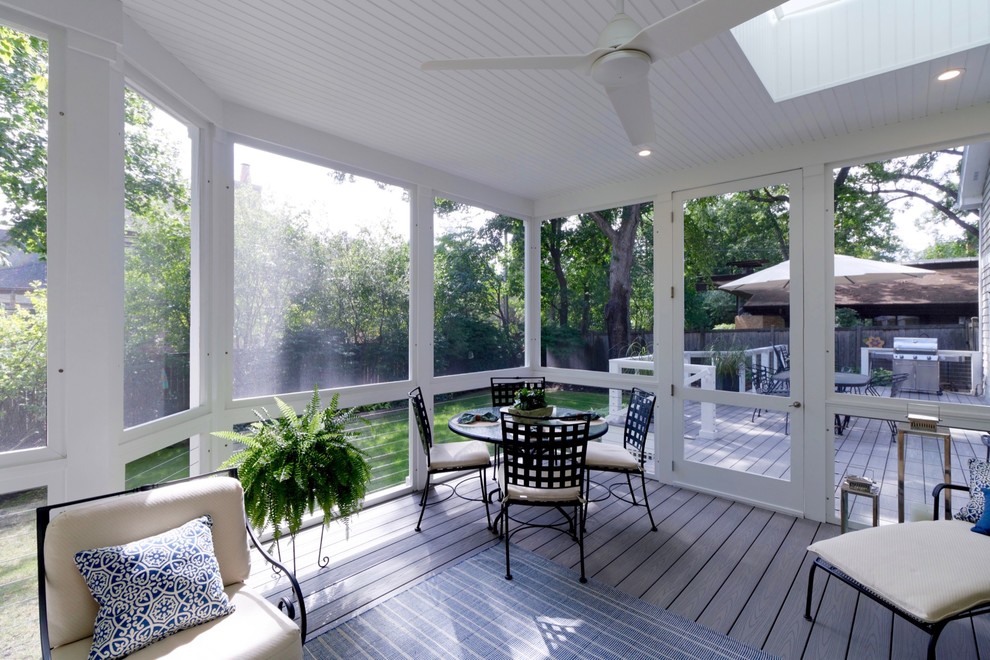 Mid-sized trendy screened-in back porch idea in Chicago with decking