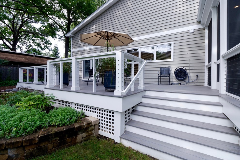 Inspiration för mellanstora moderna innätade verandor på baksidan av huset, med trädäck