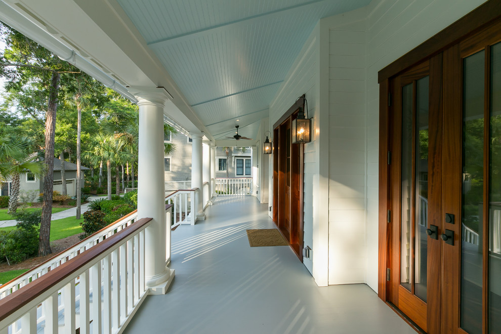 Aménagement d'un porche d'entrée de maison avant classique avec une extension de toiture.