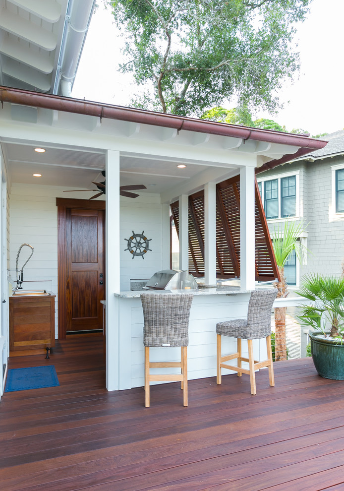 Foto di un portico classico dietro casa con pedane e un tetto a sbalzo