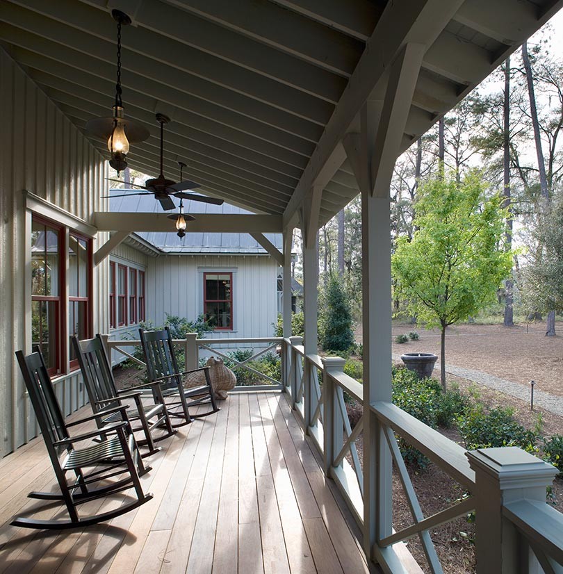 Design ideas for a rustic front veranda in Charleston.