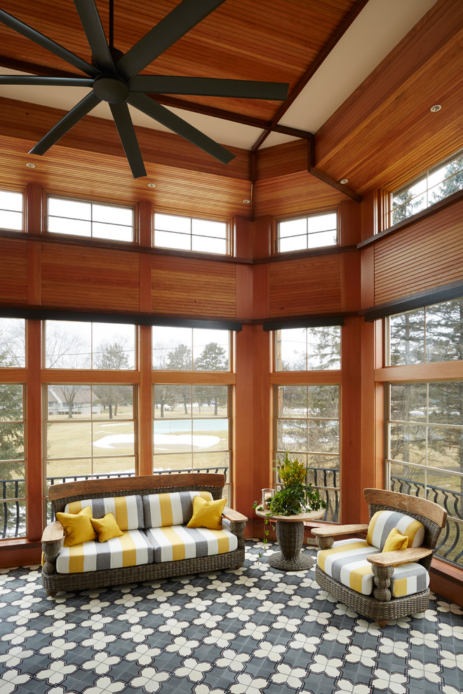 Idée de décoration pour un très grand porche d'entrée de maison arrière tradition avec une moustiquaire.