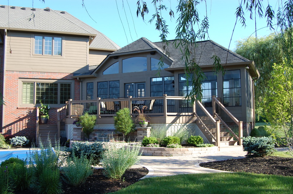 Diseño de terraza actual grande en patio trasero y anexo de casas con losas de hormigón